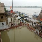 गंगा ने बदली काशी की तस्वीर… डूबे मणिकर्णिका-अस्सी घाट,  छतों  में हो रहा अंतिम संस्कार