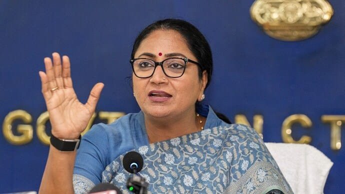 400 यूनिट तक बिजली खर्च करने वालों के लिए खुशखबरी! दिल्ली सरकार फ्री में लगाएगी सोलर पैनल, जानिए कौन उठा सकेगा फायदा
