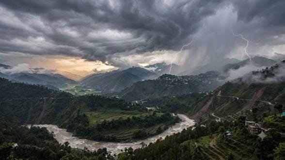 उत्तराखंड में बारिश का कहर: कैंची धाम में उफनी शिप्रा नदी, नैनीताल-अल्मोड़ा समेत कई जिलों में रेड अलर्ट, स्कूल बंद
