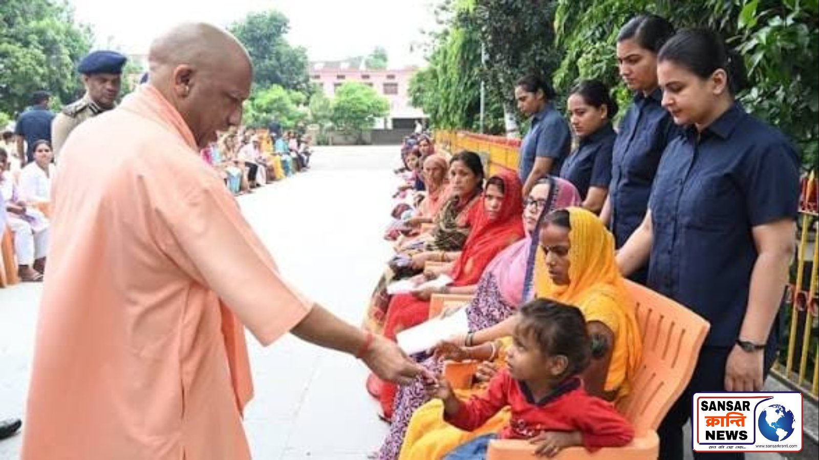 योगी सरकार का महिला कर्मचारियों को बड़ा तोहफा